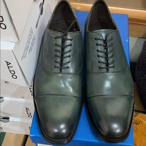 Unique green color dress shoes